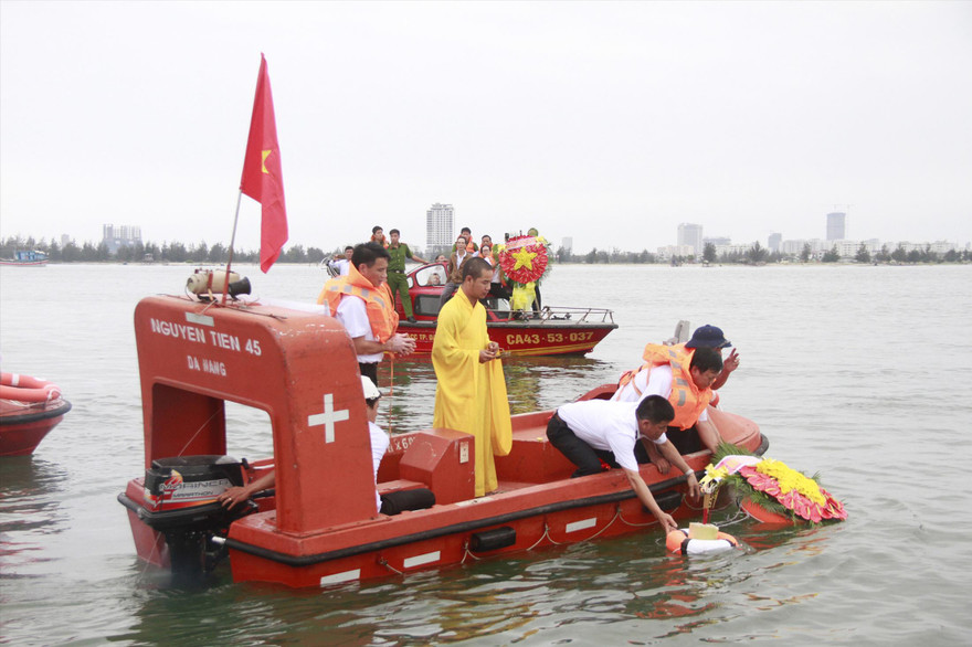 Thả hoa đăng tưởng niệm 64 liệt sĩ Gạc Ma tại cửa biển Sơn Trà - Đà Nẵng nhân kỷ niệm 30 năm hải chiến Gạc Ma. ảnh: Nguyễn Thành 