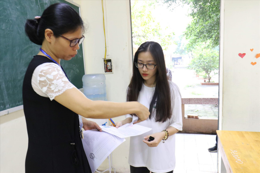 Thí sinh nên cân nhắc thật kỹ với những trường xác định điểm sàn quá thấp Ảnh: Như Ý 
