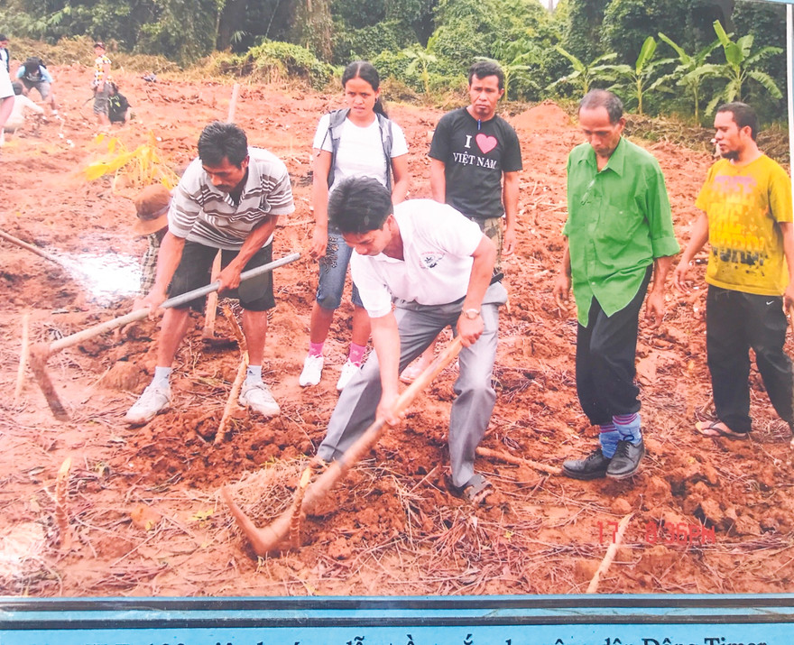 Các thành viên “Câu lạc bộ trăm triệu” hướng dẫn cho các đại biểu nông dân Đông Timor cách cuốc đất trồng sắn
