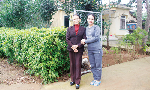 Chị Trần Thị Biên và con gái út Nguyễn Thị Thu Hoài ở nhà chị tại thôn Tân Đức, xã Vĩnh Giang (Vĩnh Linh, Quảng Trị). Ảnh: Hữu Thành