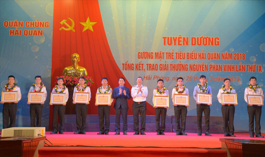 Bí thư T.Ư Đoàn Nguyễn Ngọc Lương và Chuẩn Đô đốc Đặng Minh Hải, Phó Chính ủy Quân chủng Hải quân trao danh hiệu Gương mặt trẻ tiêu biểu Hải quân 2018 cho 10 cá nhân xuất sắc Ảnh: N.S 