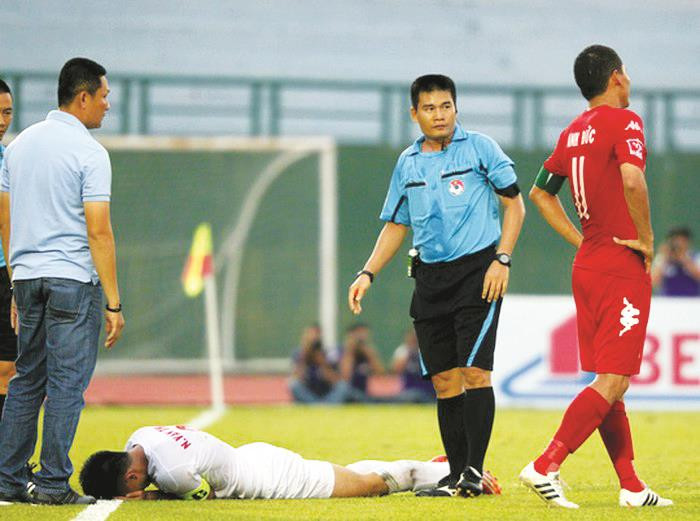 Trọng tài Hoàng Phạm Công Khanh trong một lần cầm còi ở V-League 