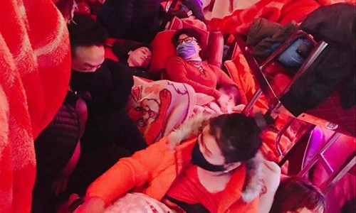 Hành khách bị nhồi nhét, nằm vật ra cả sàn xe về Hà Nội trong những ngày qua 