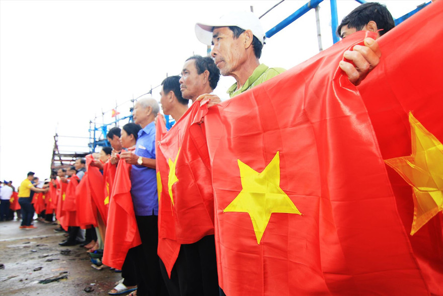 100 lá cờ Tổ quốc được trao tặng cho ngư dân Quảng Nam