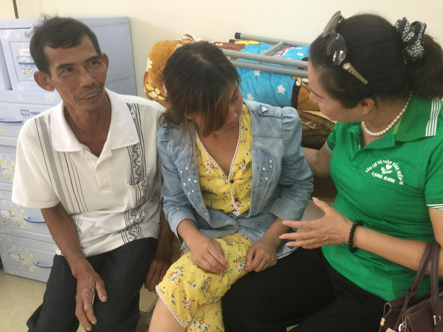 Cha con Mơ (giữa) đoàn tụ tại Lạng Sơn 