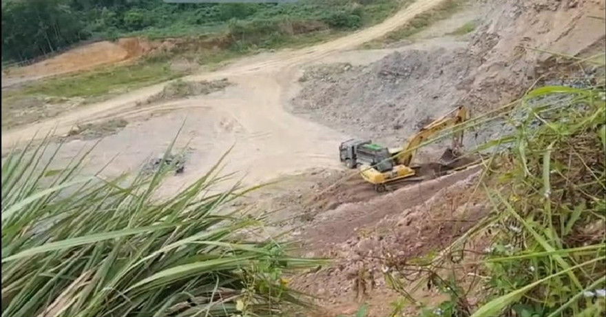 Cảnh khai thác đất trái phép tại đồi Ba Mào (Quang Sơn) ngày 16/6 (Ảnh cắt từ clip)
