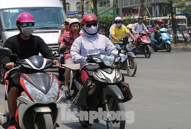 Miền Bắc đón mưa dông, miền Trung tiếp tục nắng nóng gay gắt