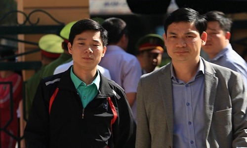 Bị cáo Hoàng Công Lương (bìa trái) và ông Hoàng Công Tình