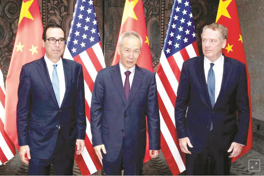 Phó Thủ tướng Trung Quốc Lưu Hạc (giữa) cùng Đại diện thương mại Mỹ Robert Lighthizer, Bộ trưởng Tài chính Mỹ Steven Mnuchin gặp nhau ở Thượng Hải hôm 31/7 ảnh: Pool via Reuters
