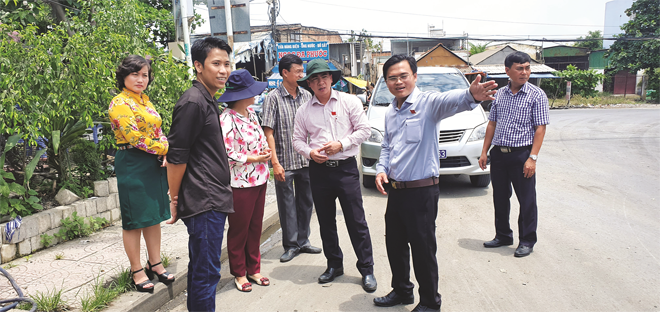 Anh Trần Quốc Việt (ngụ huyện Bình Chánh, TPHCM) phản ánh với đoàn khảo sát của Ban Kinh tế - Ngân sách HĐND TPHCM