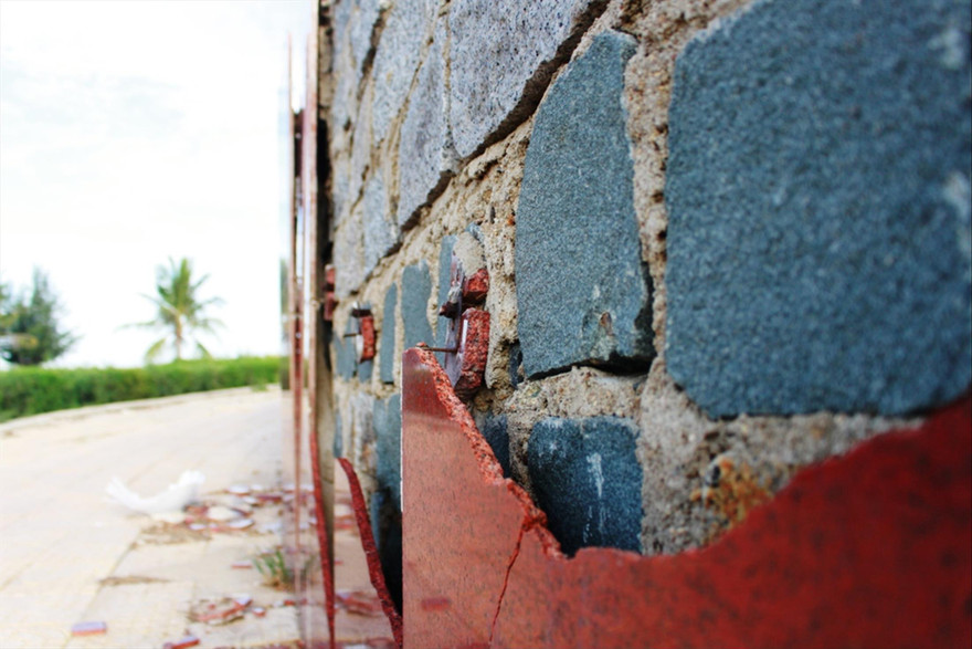 Nhiều hạng mục công viên Bình Sơn đã bị bong tróc, hư hỏng