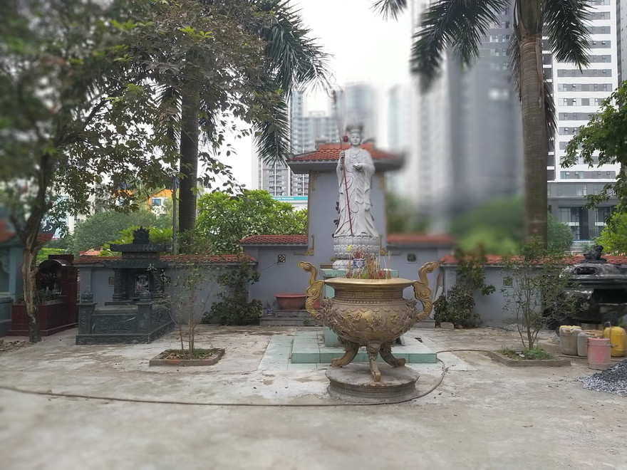 Trong nghĩa trang, mộ của nhà văn nổi tiếng nằm ở vị trí trang trọng Ảnh: N.H.D 