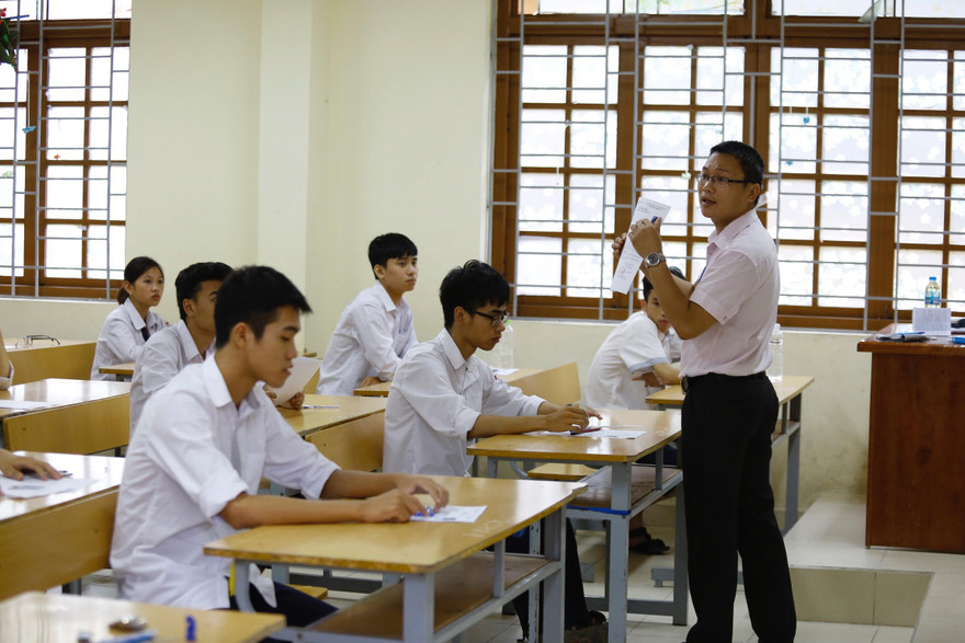 Giám thị trông thi hướng dẫn thí sinh quy chế thi