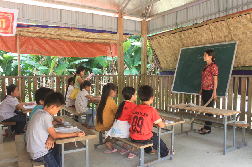 Cô trò Trường tiểu học và THCS xã Trí Nang, huyện Lang Chánh (Thanh Hóa) đang dạy, học ở phòng nứa lá, tạm bợ tại bản Năng Cát Ảnh: Hoàng Lam