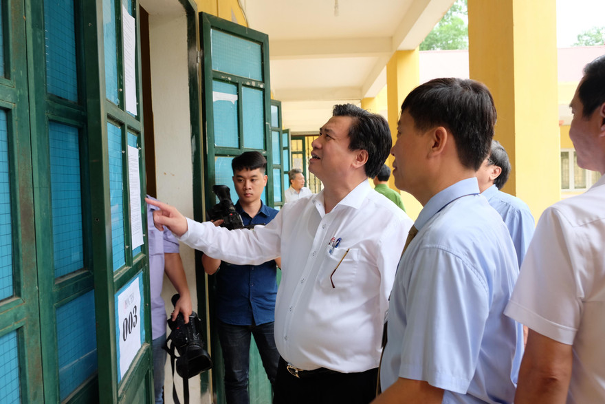 Đoàn công tác của Bộ GD&ĐT kiểm tra công tác chuẩn bị thi tại Yên Bái Ảnh: nghiêm huê 