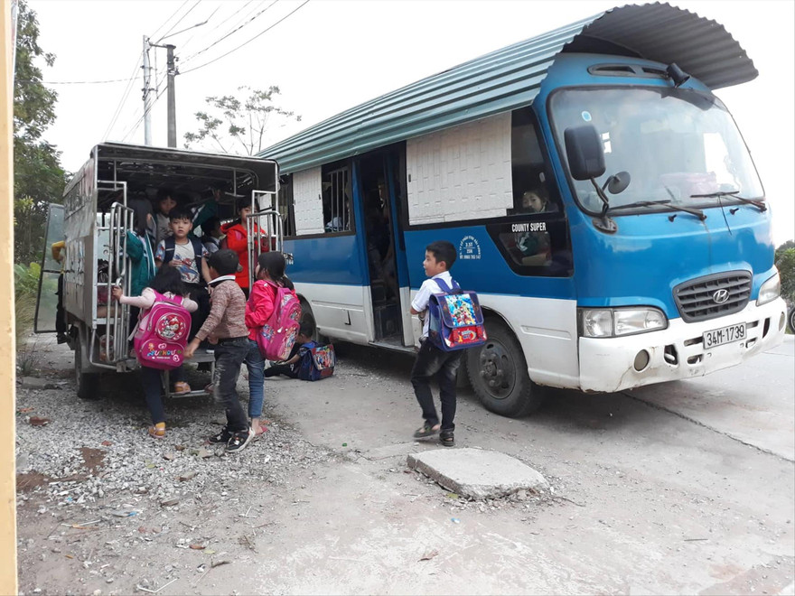 Xe 3 bánh tự chế, xe ô tô cũ đưa đón học sinh tại trường tiểu học Tân Minh