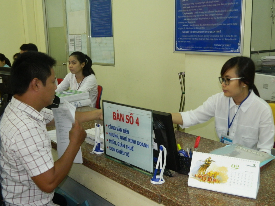 Doanh nghiệp làm thủ tục về thuế tại Chi cục Thuế quận 1, TPHCM