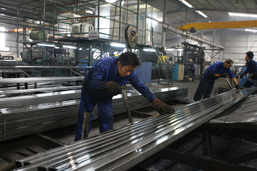 Các lao động nặng nhọc có thể nghỉ hưu sớm Ảnh: hỒNG VĨNH