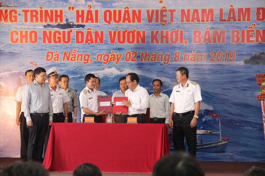 Đại diện các sở NN&PTNT ký kết đồng hành cùng ngư dân - Ảnh: Thanh Trần 