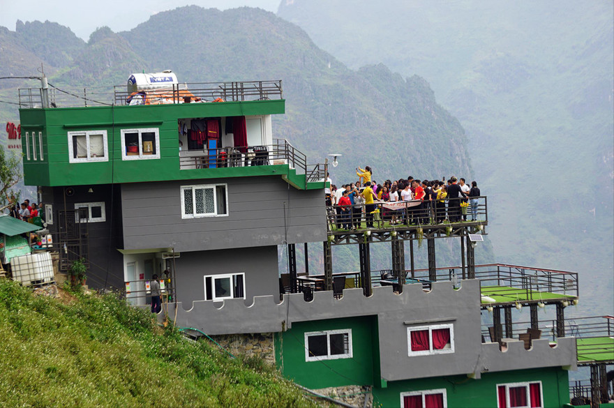 Nhà hàng Panorama chật cứng ngày cuối tuần. Ảnh: Nguyễn Hoàn 