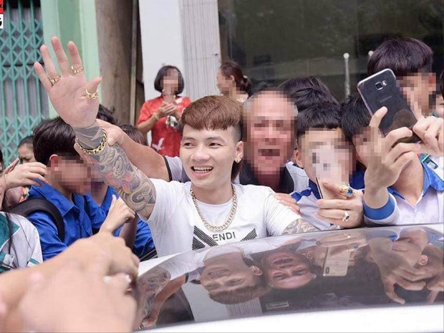 Người già, học sinh chào đón Khá Bảnh khi thanh niên này có mặt tại Yên Bái Ảnh: FBHong 