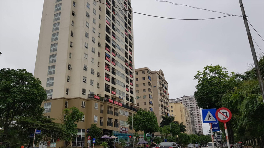 Cư dân giăng băng rôn phản đối dự án xây dựng bãi xe ngầm Công viên Cầu Giấy Ảnh: Hiểu Minh 