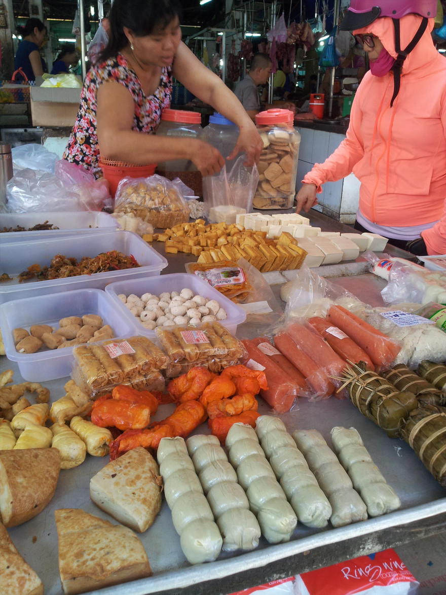 Thực phẩm chay giả mặn “3 không” màu sắc bắt mắt, bao gói nilon sơ sài