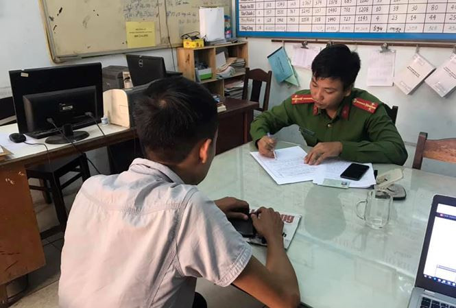 Phóng viên Vĩnh Quyên trình báo tại Công an phường Xuân Hà (quận Liên Chiểu, Đà Nẵng) 