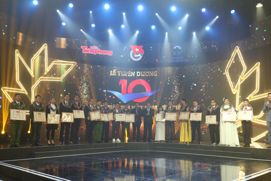 Các gương mặt trẻ Việt Nam tiêu biểu và triển vọng 2018 tại lễ tuyên dương. Ảnh: Như Ý