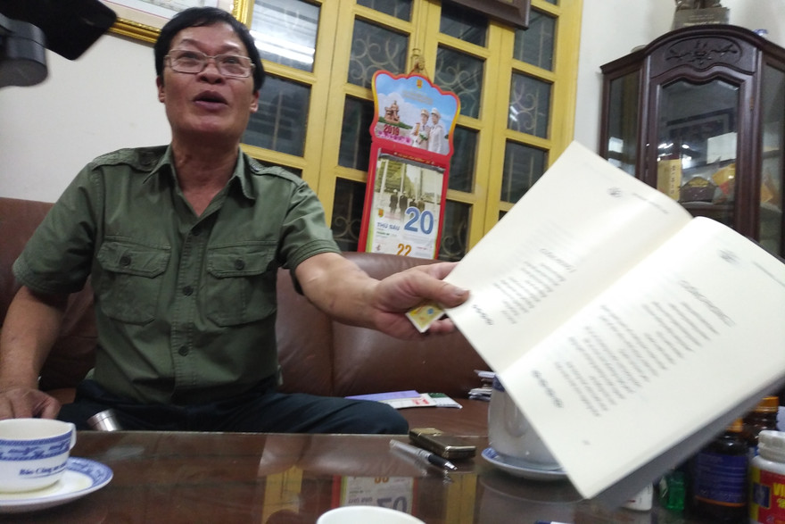 Tướng Ước giãi bày với phóng viên 