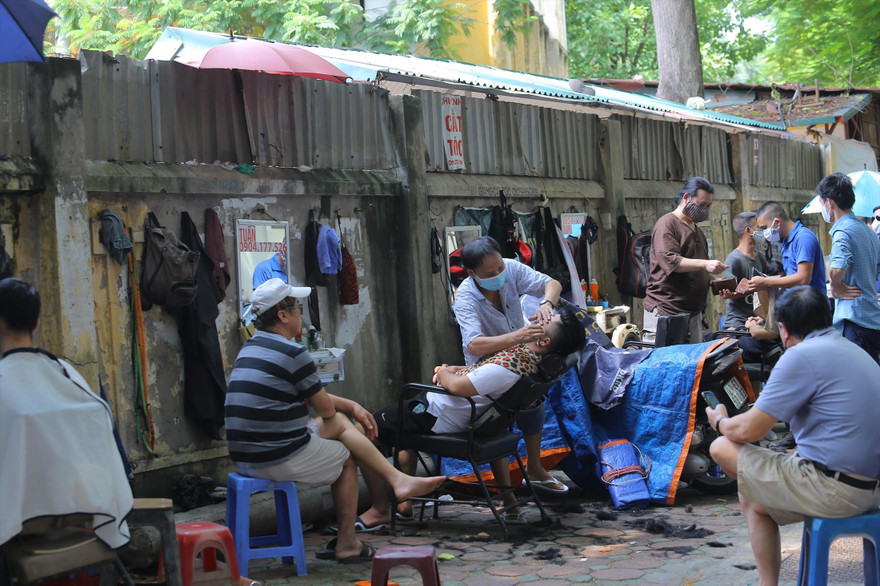 Người dân Thủ đô đi cắt tóc ngày 21/9 khi thành phố nới lỏng một số hoạt động, dịch vụ trên địa bàn. Ảnh: Duy Phạm