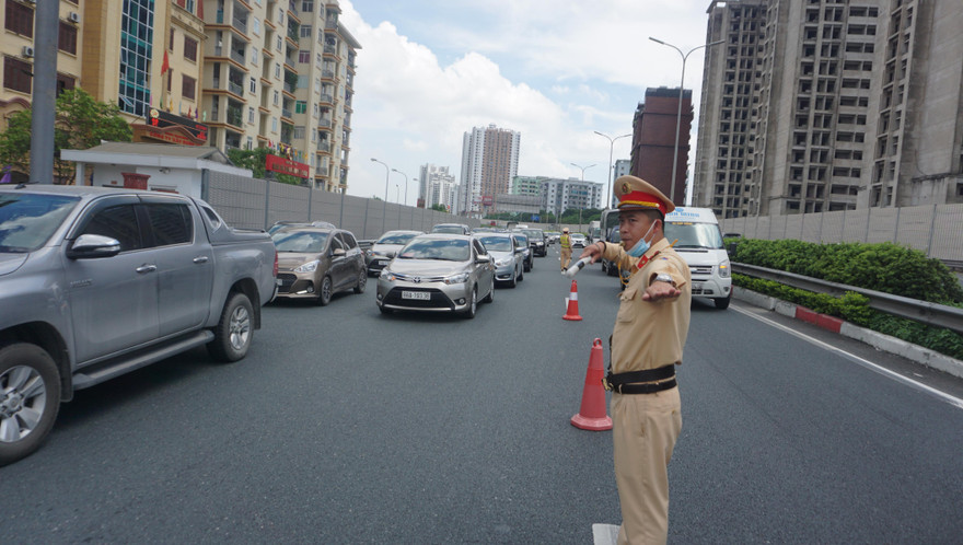 CSGT phân luồng trên cao tốc Pháp Vân – Cầu Giẽ. Ảnh: Thanh Hà 