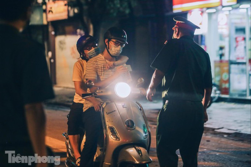 Kiểm tra người dân đi đường tại các chốt kiểm soát Ảnh minh họa 