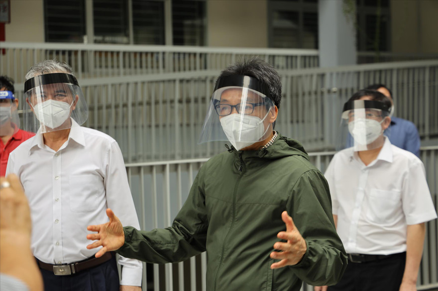 Phó Thủ tướng Vũ Đức Đam kiểm tra cơ sở thu dung F0 của quận 10 (TPHCM) đặt tại trường THCS Nguyễn Văn Tố Ảnh: TTBC