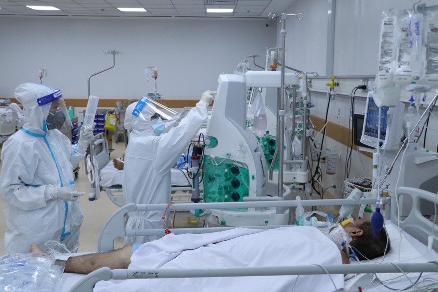Điều trị bệnh nhân COVID-19 nặng tại Bệnh viện hồi sức COVID-19. Ảnh: Ngô bình