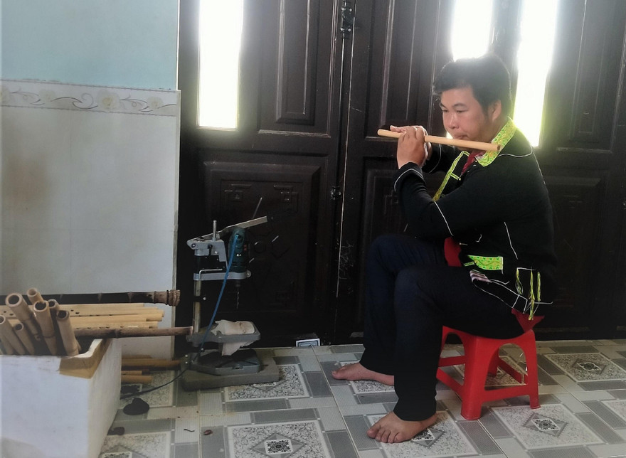 Văn Bảo thường mượn tiếng sáo để trải lòng 