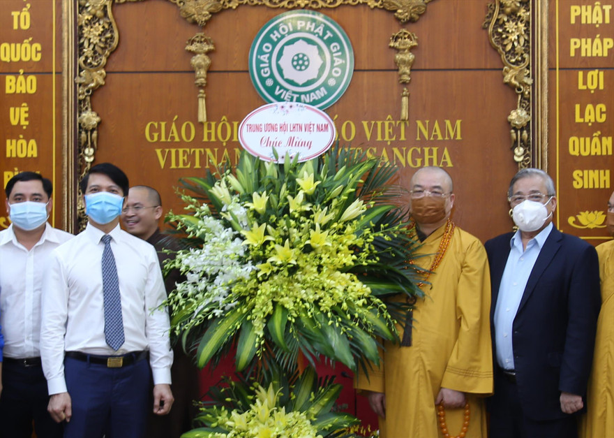 Bí thư T.Ư Đoàn Nguyễn Ngọc Lương tặng hoa chúc mừng Giáo hội Phật giáo Việt Nam 