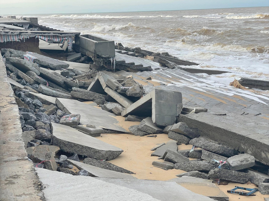 Kè Nhật Lệ lần thứ 2 bị sóng đánh tan tành 