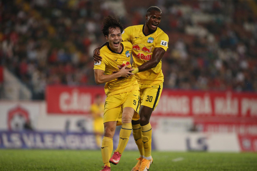  Văn Toàn và Brandao toả sáng giúp HAGL tiếp tục giữ vững ngôi số 1 LS V-League 2021 ảnh: Viên Viên 