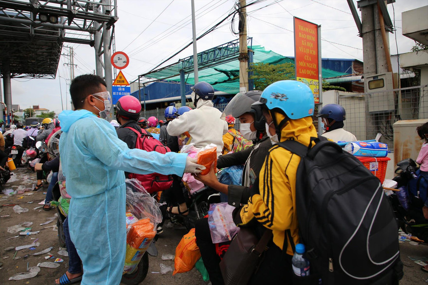 Dòng người đổ về quê gây áp lực cho địa phương