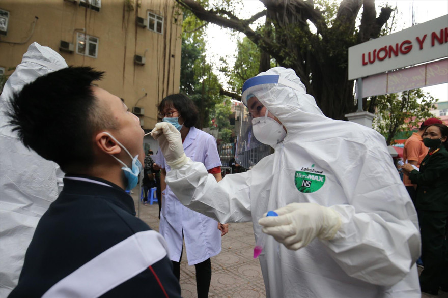 Lấy mẫu xét nghiệm COVID-19