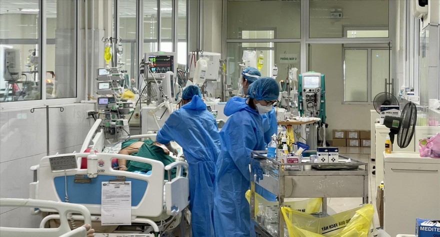 Chăm sóc bệnh nhân COVID-19 nặng tại BV Bệnh Nhiệt đới T.Ư Ảnh: Thái Hà 