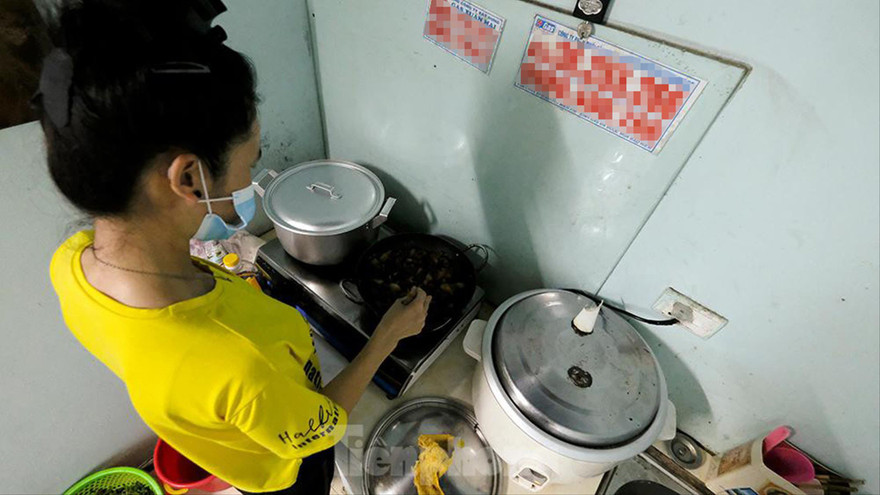 Nữ đầu bếp của nhóm 22 LĐ tự do thất nghiệp “mắc kẹt” tại Hà Nội hiện sống ở phường Dương Nội (quận Hà Đông, Hà Nội) Ảnh: Hoàng Mạnh Thắng 