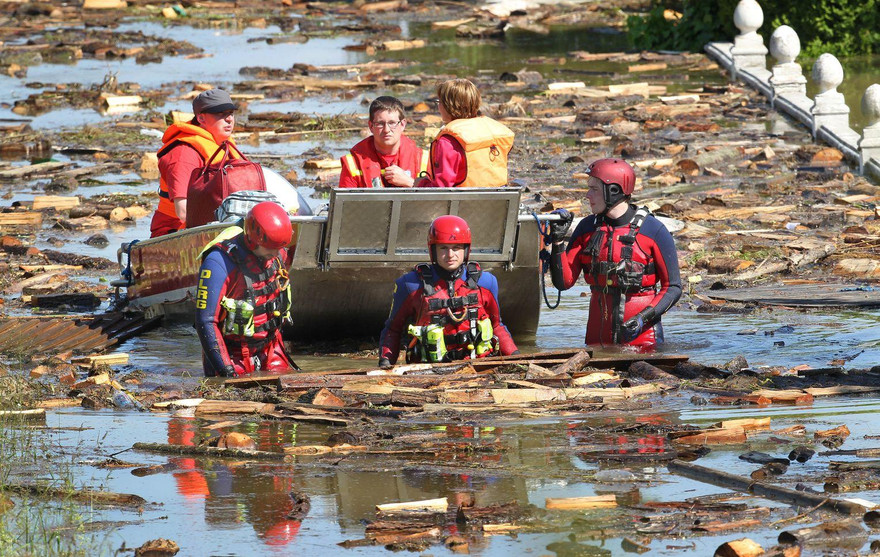 Lực lượng cứu hộ khó khăn trong việc tiếp cận các khu vực bị chia cắt bởi nước lũ Ảnh: AP 