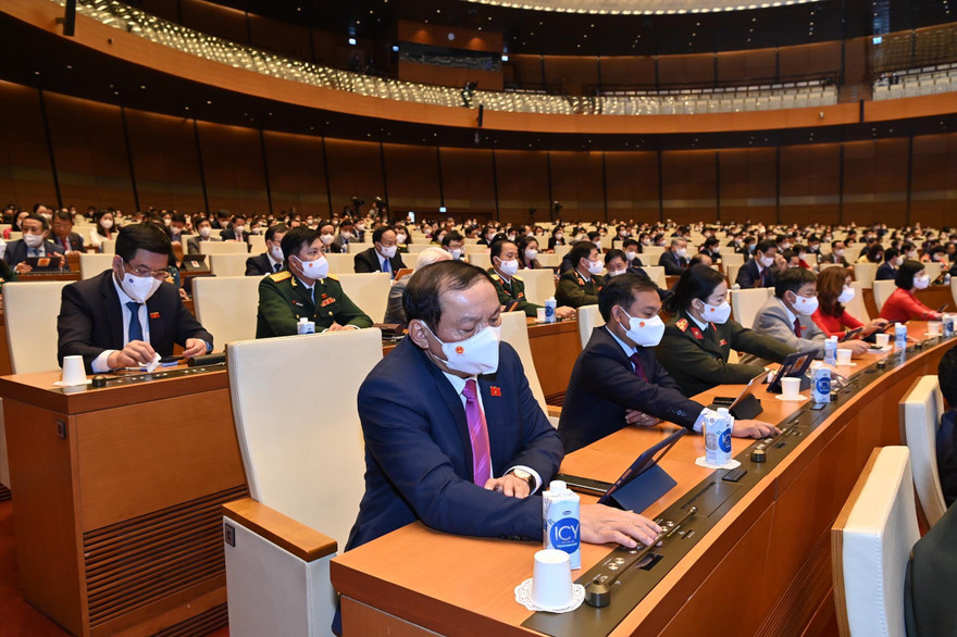 Các đại biểu bấm nút thông qua các Nghị quyết