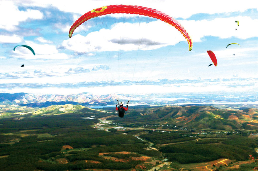 Bay dù lượn trên đỉnh Chư Tan Kra - Sa Thầy (Kon Tum) 