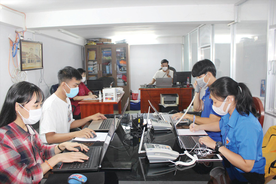 Tổ thông tin phòng, chống COVID-19 của Thành Đoàn Cần Thơ làm việc không ngừng nghỉ để cung cấp những thông tin chuẩn xác nhất 
