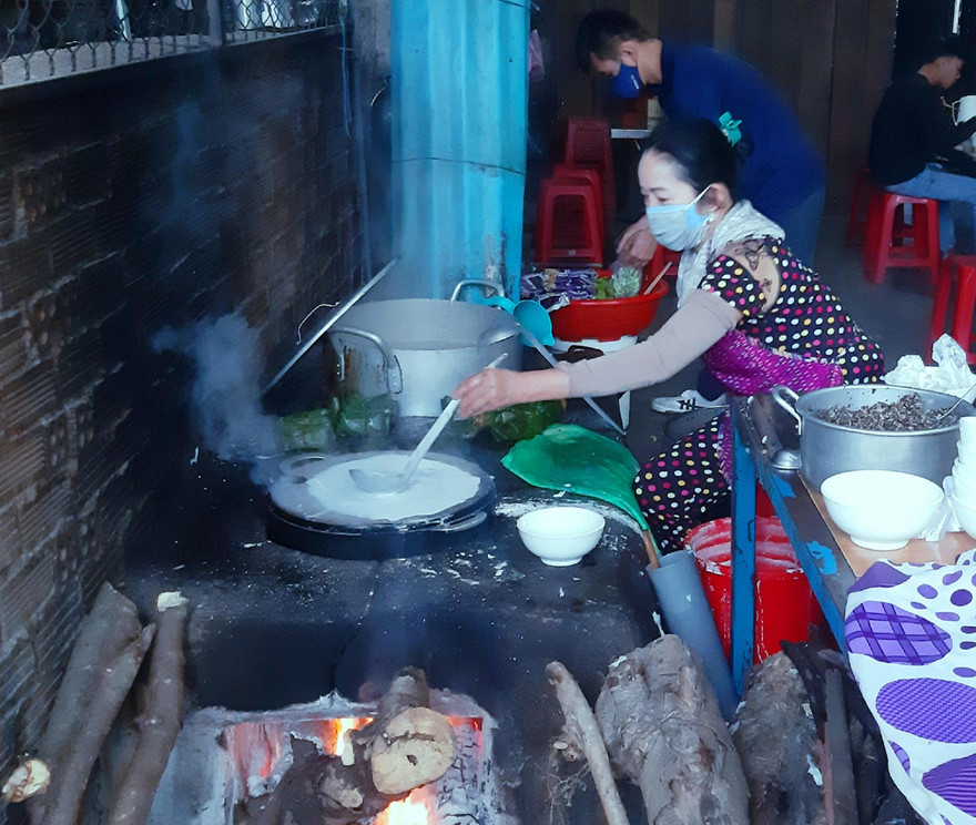 Bà Luyến tráng bánh 
