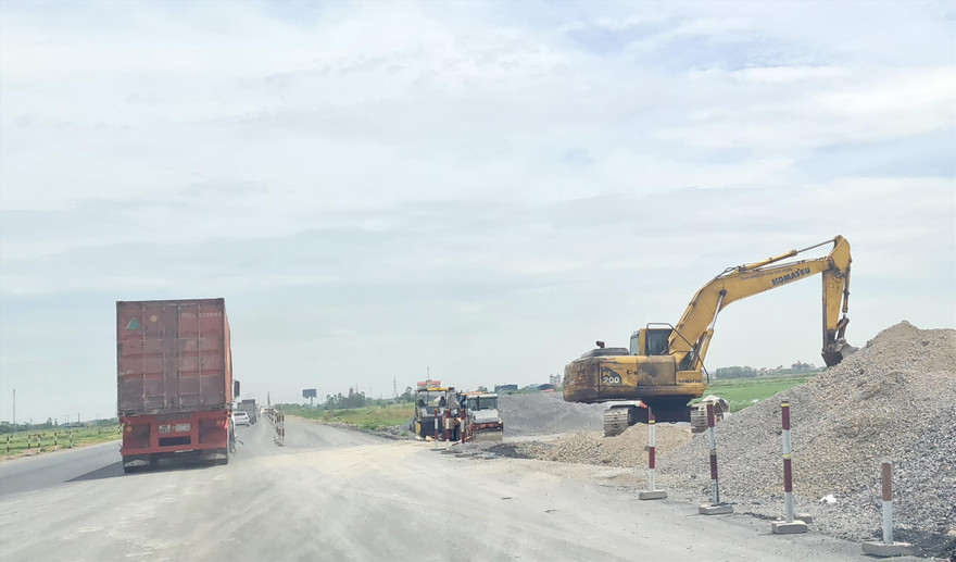 Thi công đoạn cao tốc Cao Bồ - Mai Sơn, sẽ thông xe trong tháng 12 này Ảnh: Phạm Thanh