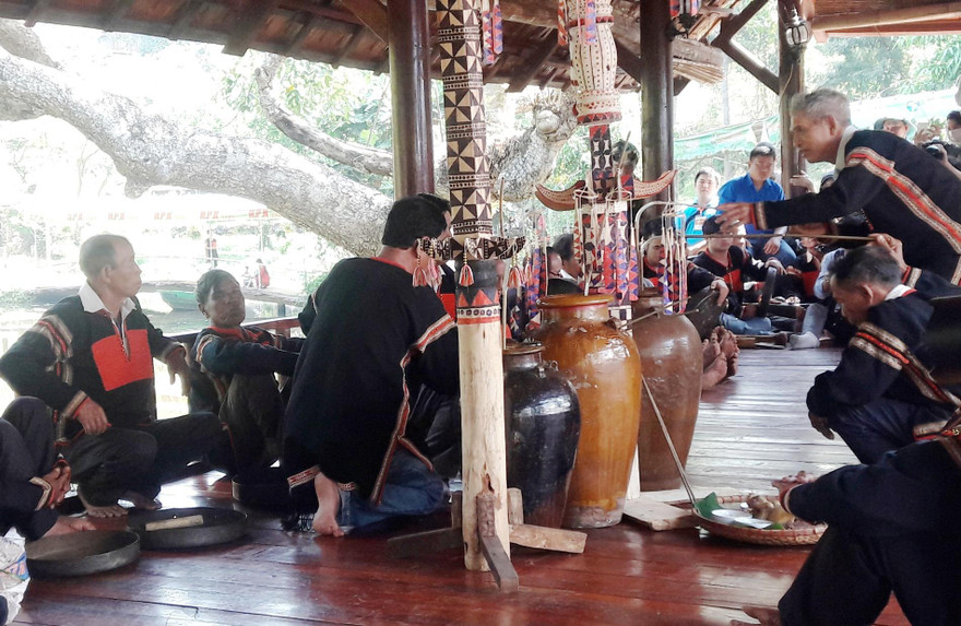  Già làng và bà con uống rượu cần trong lễ kết nghĩa anh em của dân tộc Ê Đê 